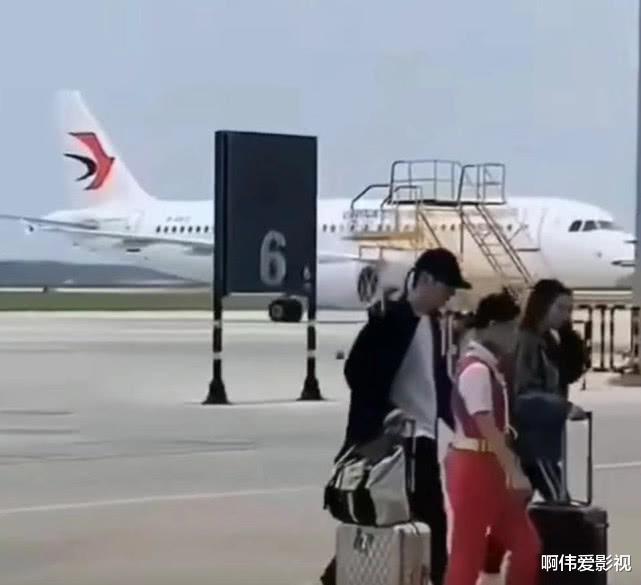 黄晓明|黄晓明杨颖夫妇中秋无互动，被曝酒店开两间房，后台还分开采访