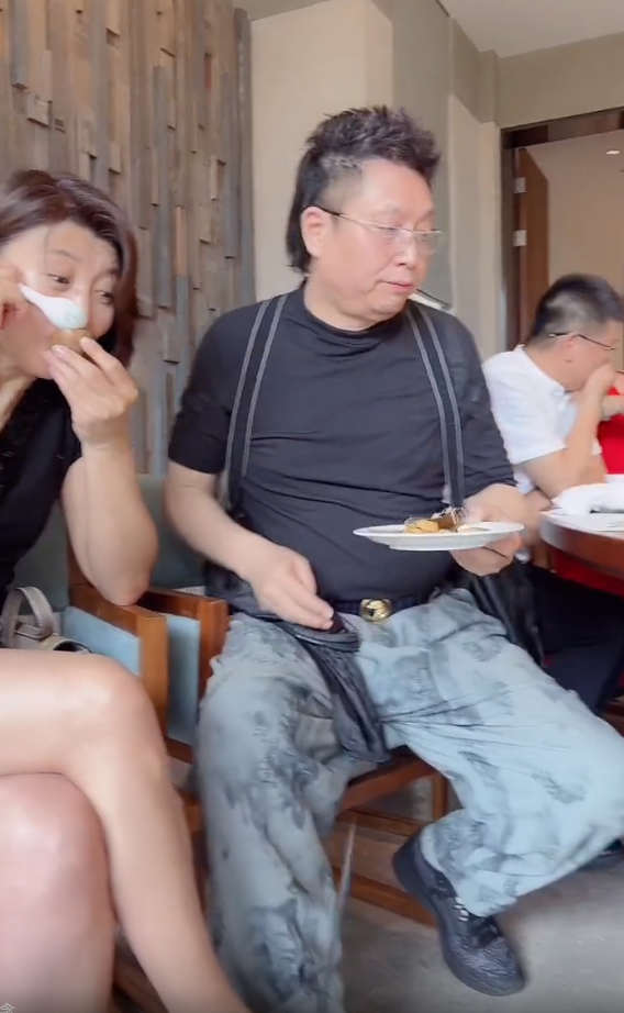 闫学晶|49岁闫学晶和王为念聚餐！穿短裙翘二郎腿，把王为念气到摔筷子