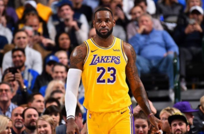 勒布朗·詹姆斯|詹姆斯是歷史第一小前鋒，看實(shí)力和戰(zhàn)績(jī)，也應(yīng)該是歷史第二人