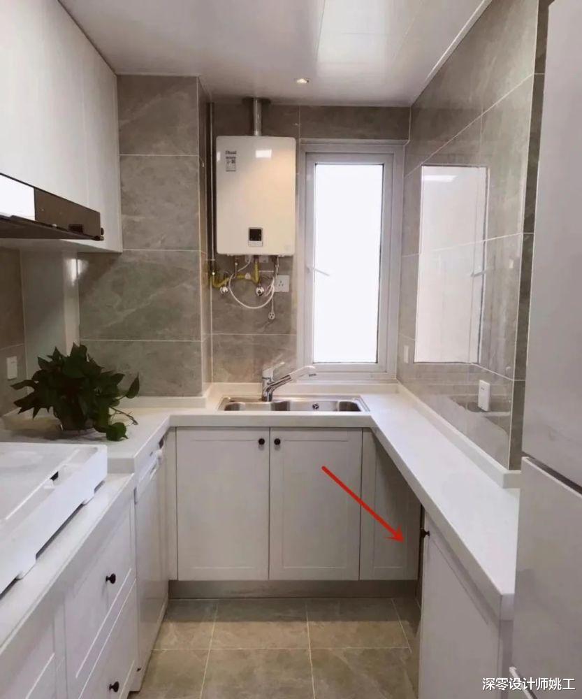 厨房东西堆满了，菜篮，小推车哪里放，告诉你橱柜空一处没白做