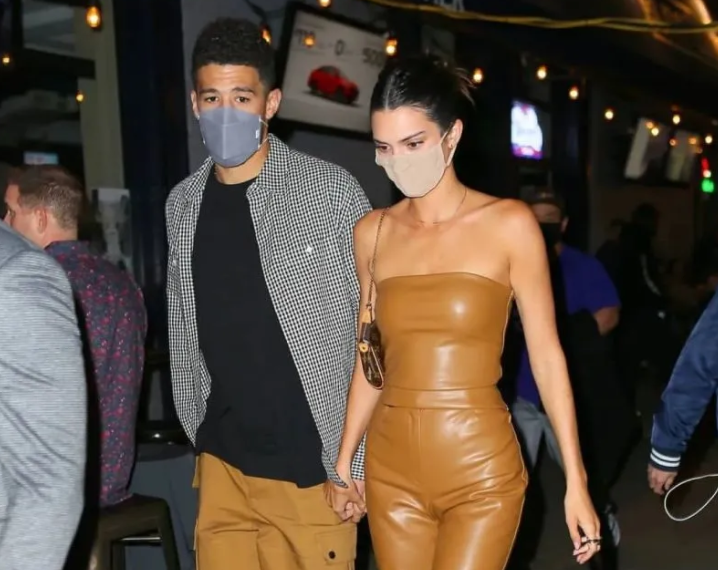 布克|布克46分钟轰47分，超模女友现场观战助威，社交晒图引热议