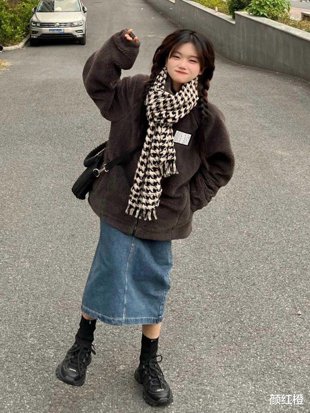 颜红橙 小个子女生秋冬怎么穿？试试这些俏皮可爱的穿搭，保暖又减龄