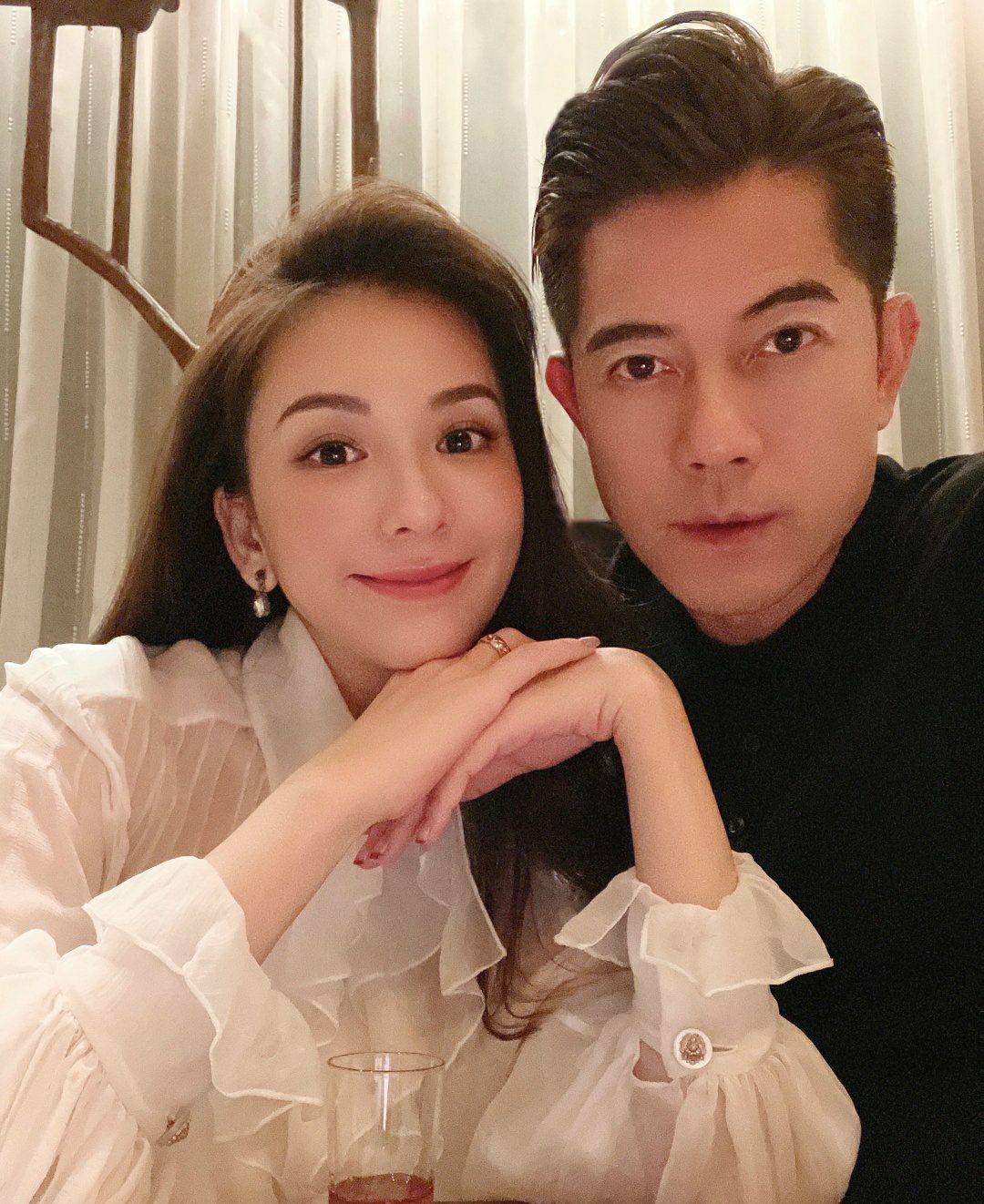 郭富城|郭富城圣诞节带方媛还有两个女儿上街游玩，小家伙一人一个样式的发型，超可爱