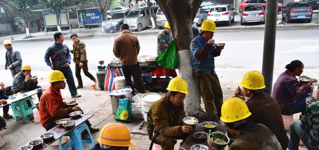 赵乃荣聊 农民工年薪有十几万？网上自曝收入的农民工说的属实吗？看完泪目