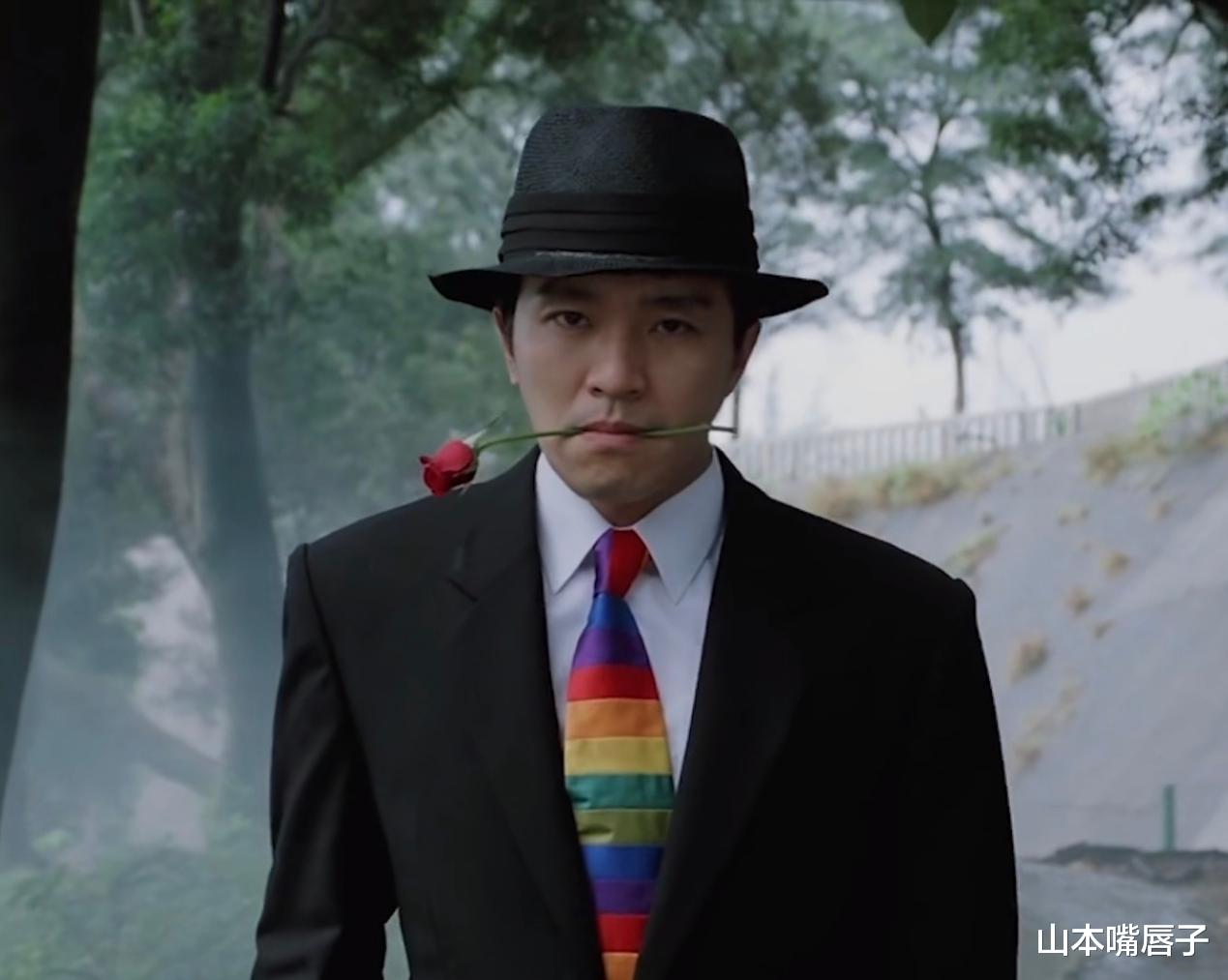 周星驰|周星驰追悼吴孟达！穿衣低调需人搀扶，女友人挽他胳膊穿衣也时髦