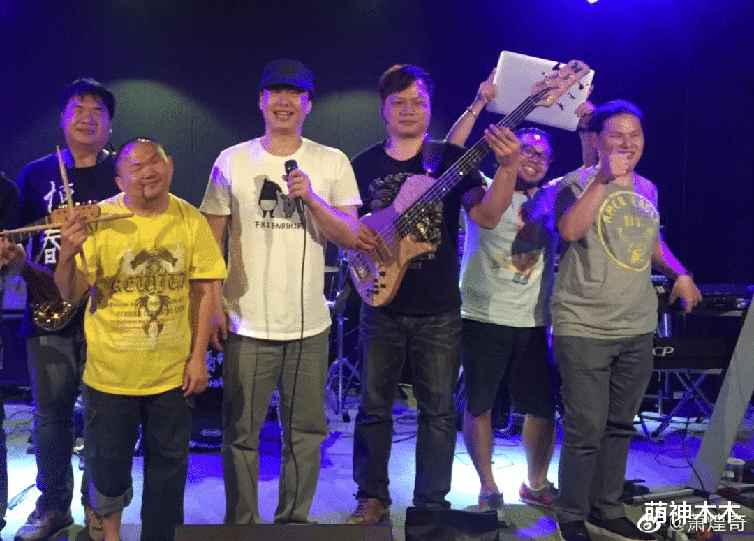 李琛|残疾歌手们的现状：李琛现身农村探望老人，他因太飘逐渐销声匿迹