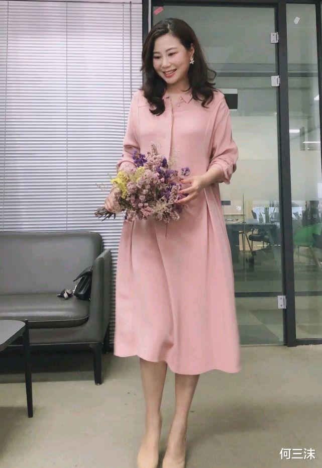 何三沫|40岁的女人可以适当扮嫩，只要穿对了，优雅减龄又不失俏皮