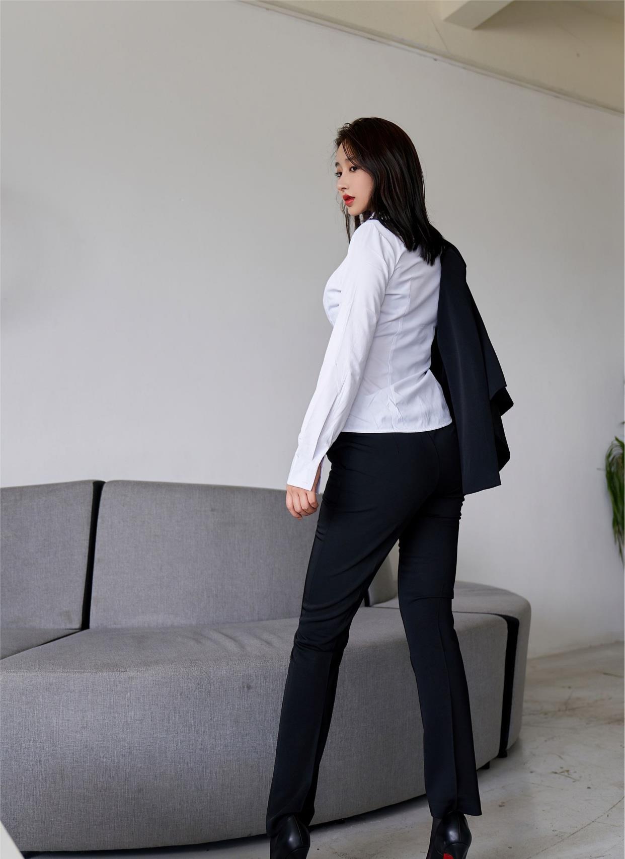 百里守刖|黑色的西装内搭白色的衬衫,经典的黑白搭配简约时尚有气场