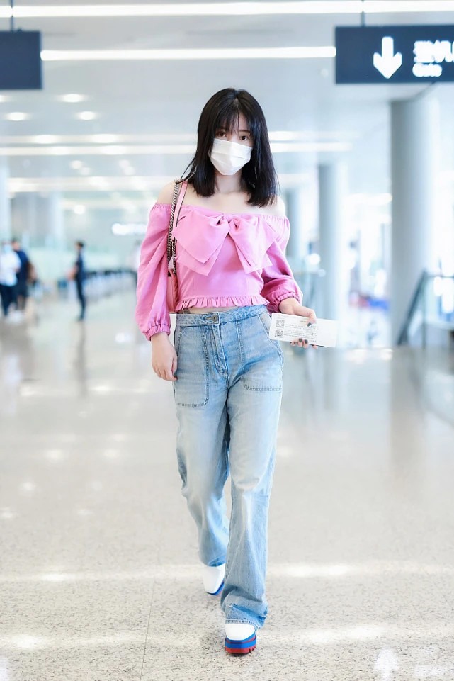 大表姐的时尚圈|柳岩“少女心”爆棚，穿粉红色上衣时髦减龄，加个蝴蝶结甜美可爱