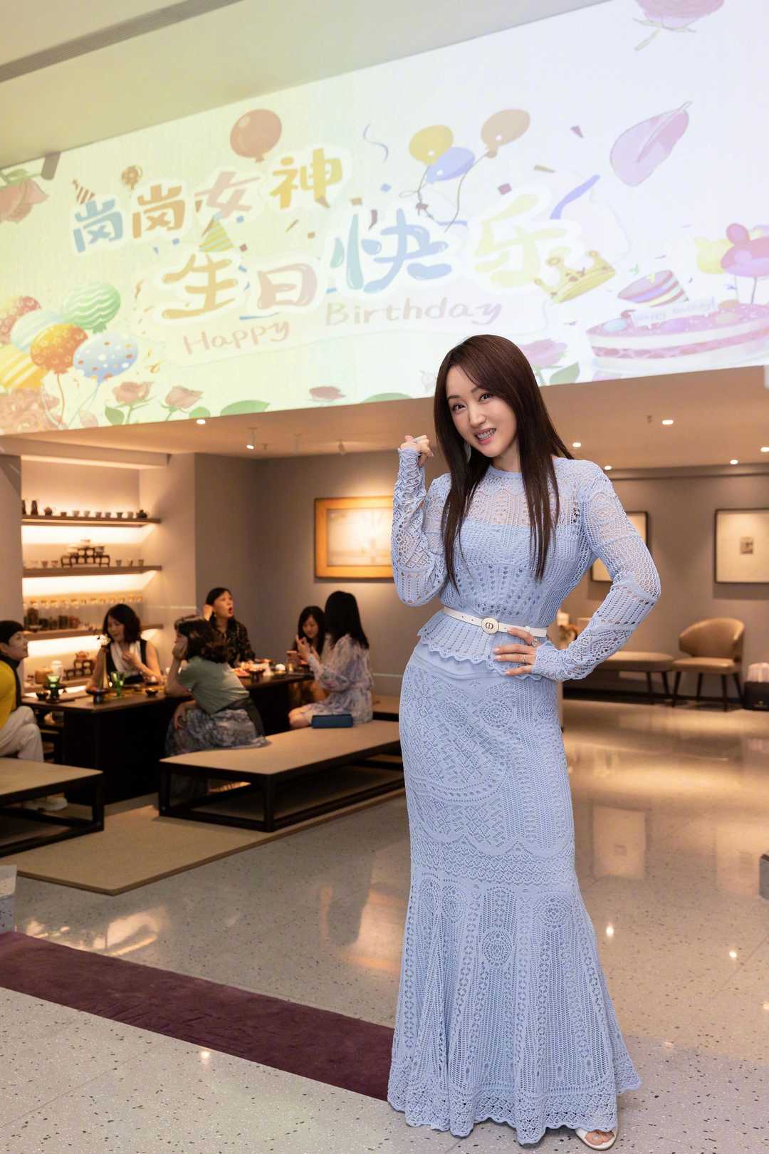 何有强|杨钰莹穿衣真显年轻，粉色衬衫搭配白色牛仔裤，看着不像有50岁了