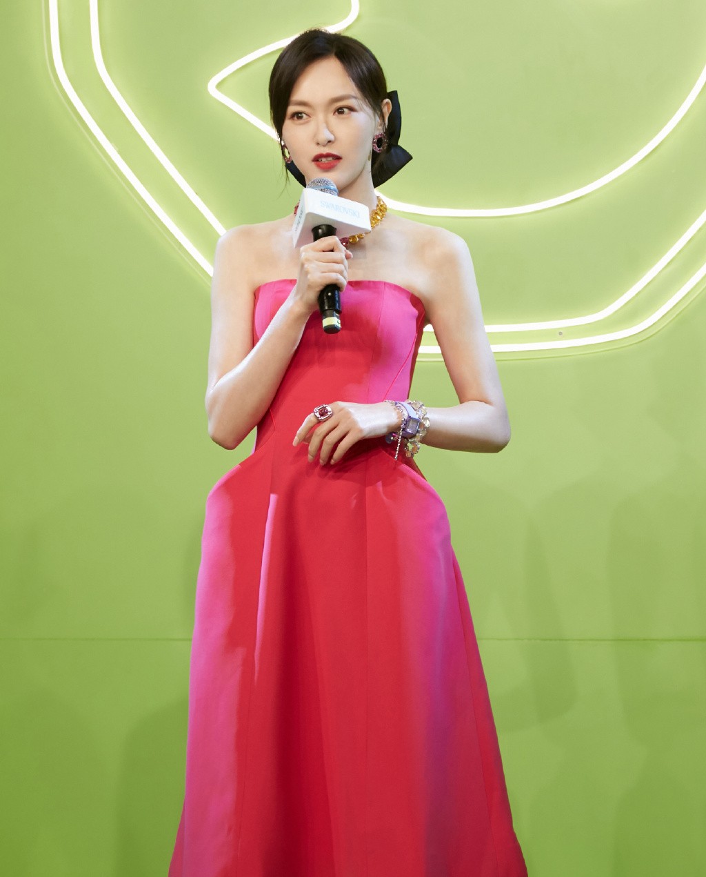 唐嫣|真羡慕罗晋，妻子唐嫣穿抹胸裙现身苏州活动，1米72身材比例真好
