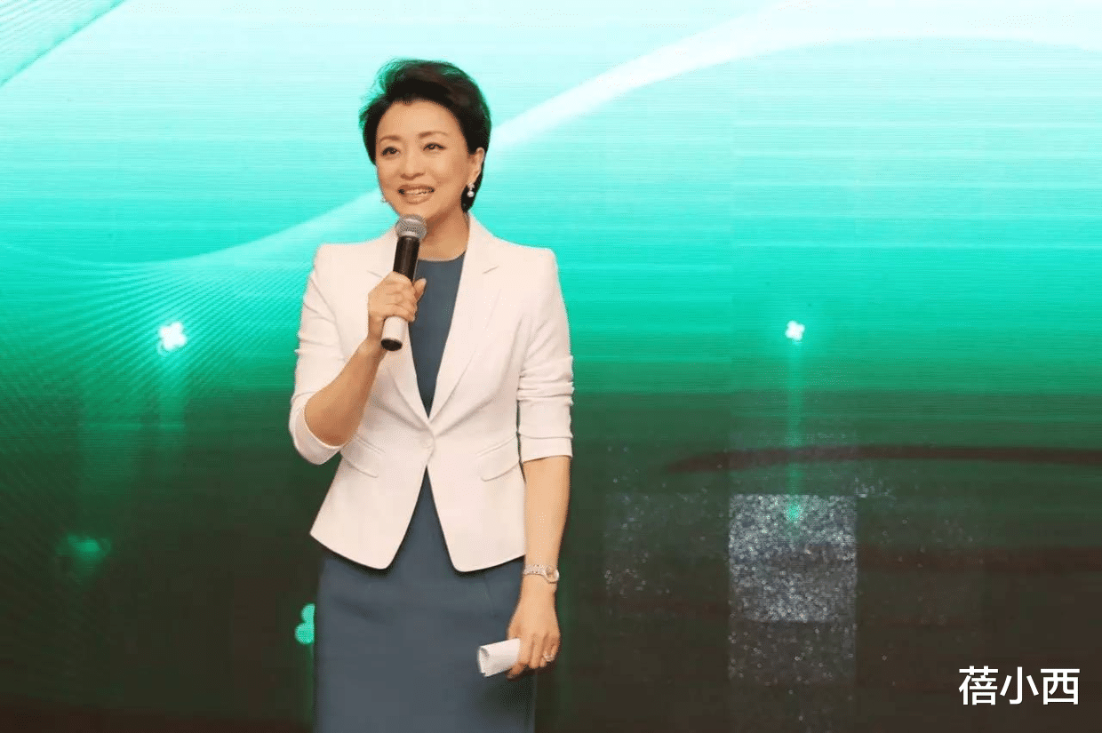 鸡蛋|杨澜与富商老公走红毯,穿黑色连衣裙配短发,亲自演绎简约高级感