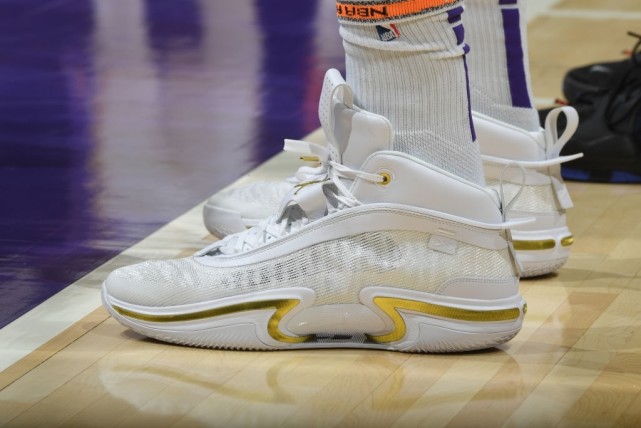 陈博主潮物Sneaker NBA球员上脚:詹姆斯上脚Lebron19,字母哥上脚Freak3
