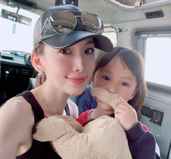 林志颖|林志颖扮圣诞老人给儿子送礼物，和粉丝分享kimi近况，回应三胎传闻