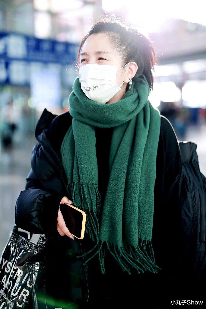 宝宝洗澡 瘦身成功!三娃妈何洁走机场变样,黑色紧身裤秀身材,大象腿没了