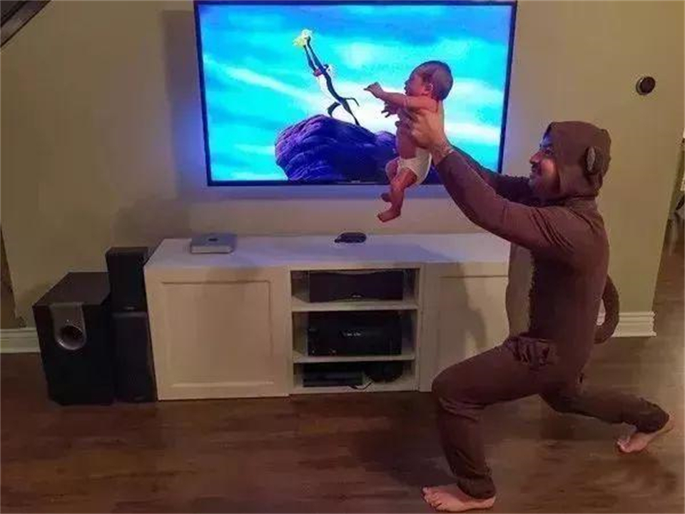 爸妈盒子|爸爸带娃脑洞大开，花样百出，网友吐槽：爸爸带娃，活着就行