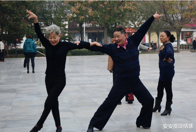 交谊舞|63岁大爷哭诉：跳交谊舞只为锻炼身体，结果6千块退休金却不够花