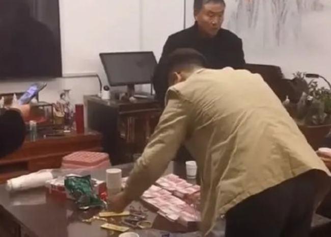 陈亚男|陈亚男妈妈退还全部彩礼，表面看似鸡飞蛋打，实则将格局做大了