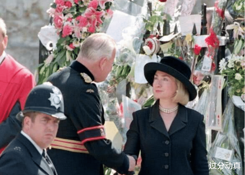 戴安娜|24年前戴安娜葬礼上，希拉里当着查尔斯王子面，为她说了句公道话