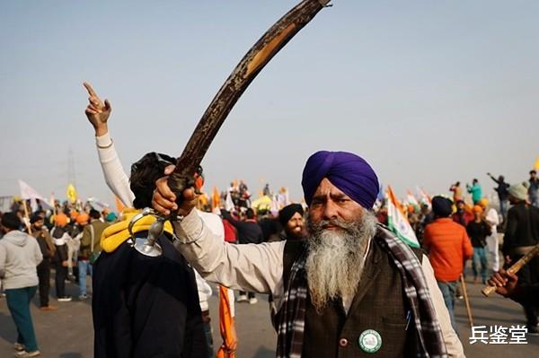 印度血腥鎮壓農民抗議，手和腿直接砍掉，掛屍體的地方令農民憤慨-圖2
