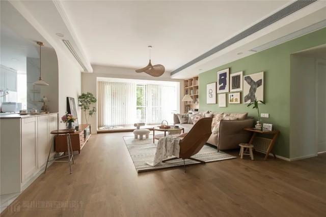 135㎡现代简约，温馨舒适的空间，加上草绿色的点缀，文艺舒适