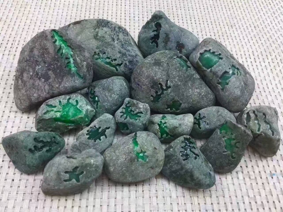 翡翠|是什么原因让那丑陋无比的石头,变成具有极大收藏价值的玉石之王