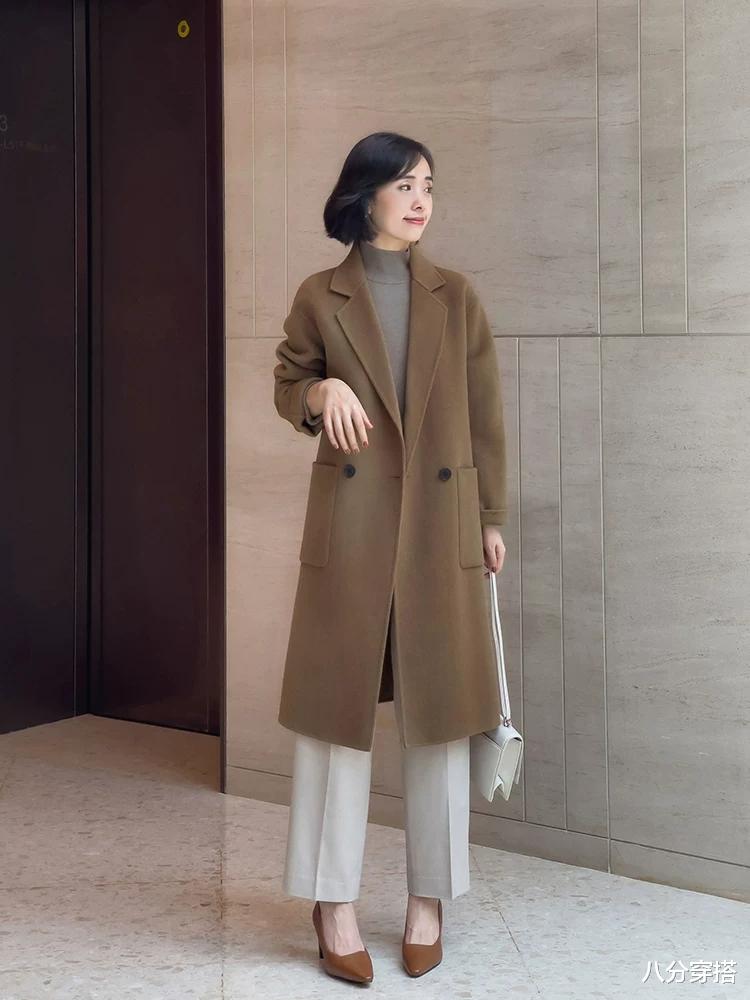 八分穿搭 保暖洋气的冬季穿搭示范，鹅黄色大衣配牛仔裤减龄温柔，时髦精致