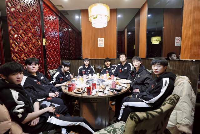 斗鱼|“别说俱乐部都是扒皮的”，AG菲菲护选手勇怼斗鱼，干得漂亮！