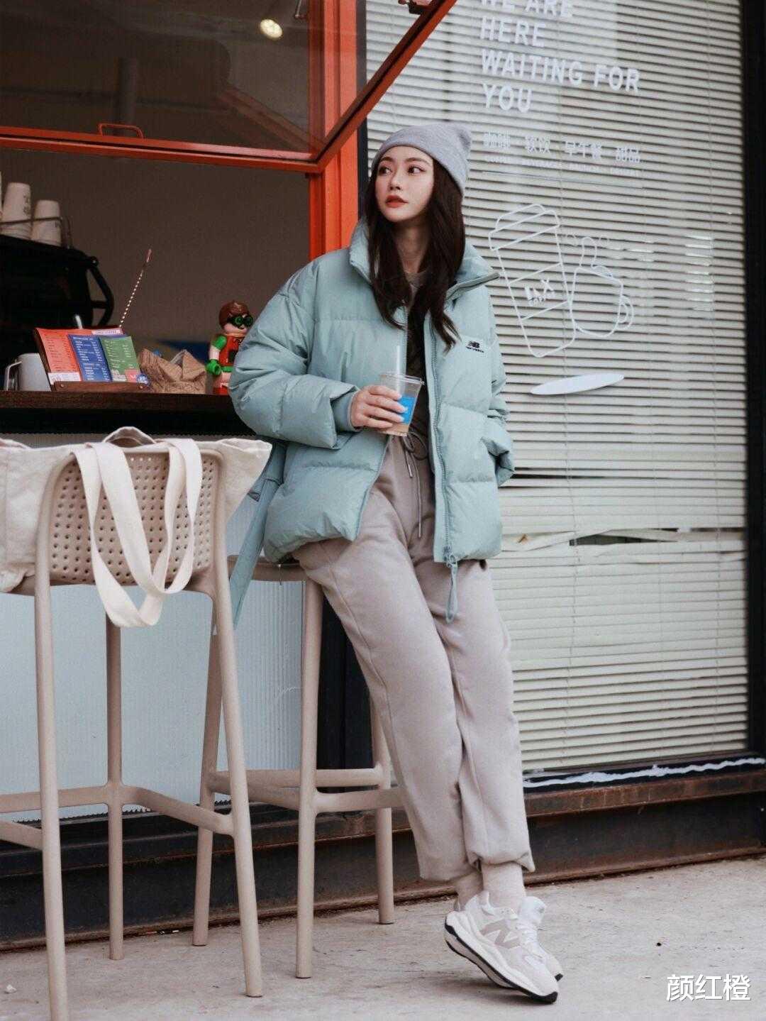 颜红橙 降温后穿“羽绒服”才保暖，试试这些穿搭方式，日常实用又洋气