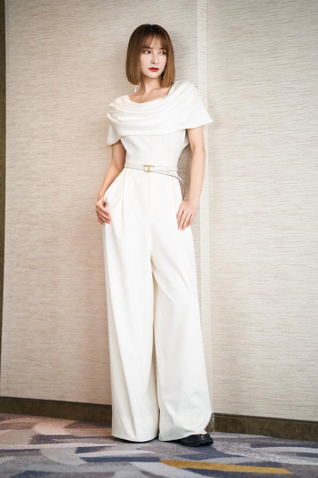 寸头|吴昕终于换发型，利落短发配连体裤显国际范，小个子穿出了大气场