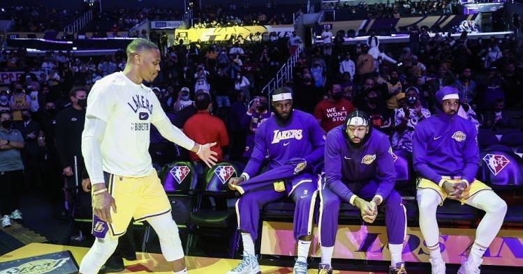 奶豆妈|双赢!湖人交易最大赢家诞生,詹姆斯苦不堪言,你却在偷偷窃喜