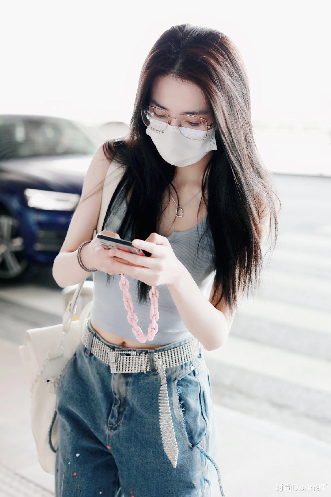 时尚DonnaT|徐璐越来越会打扮了!穿吊带时髦性感,罕见戴透明眼镜变成氛围美女