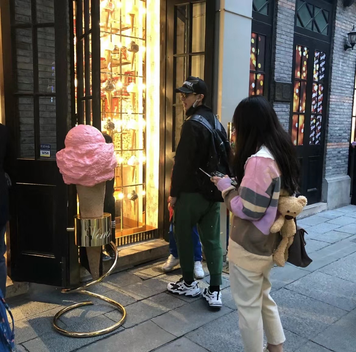 吴尊|吴尊一家四口现身，女儿见镜头礼貌打招呼，太太低调不求存在感