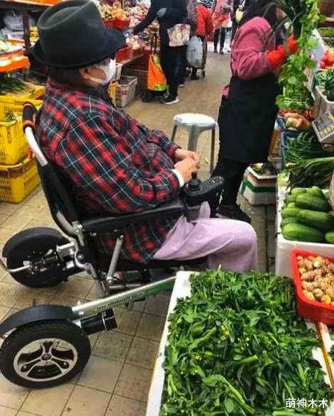 69歲洪金寶身形暴瘦，安居上海親自現身買菜，坐輪椅倆保鏢護航-圖5