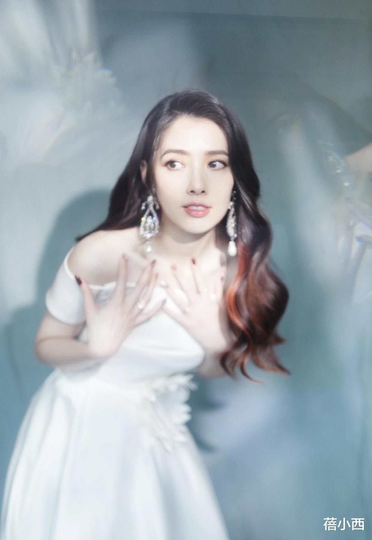 蓓小西|“郭碧婷”都嫁给豪门了还这么拼,穿吊带连衣裙亮相,又美出圈了