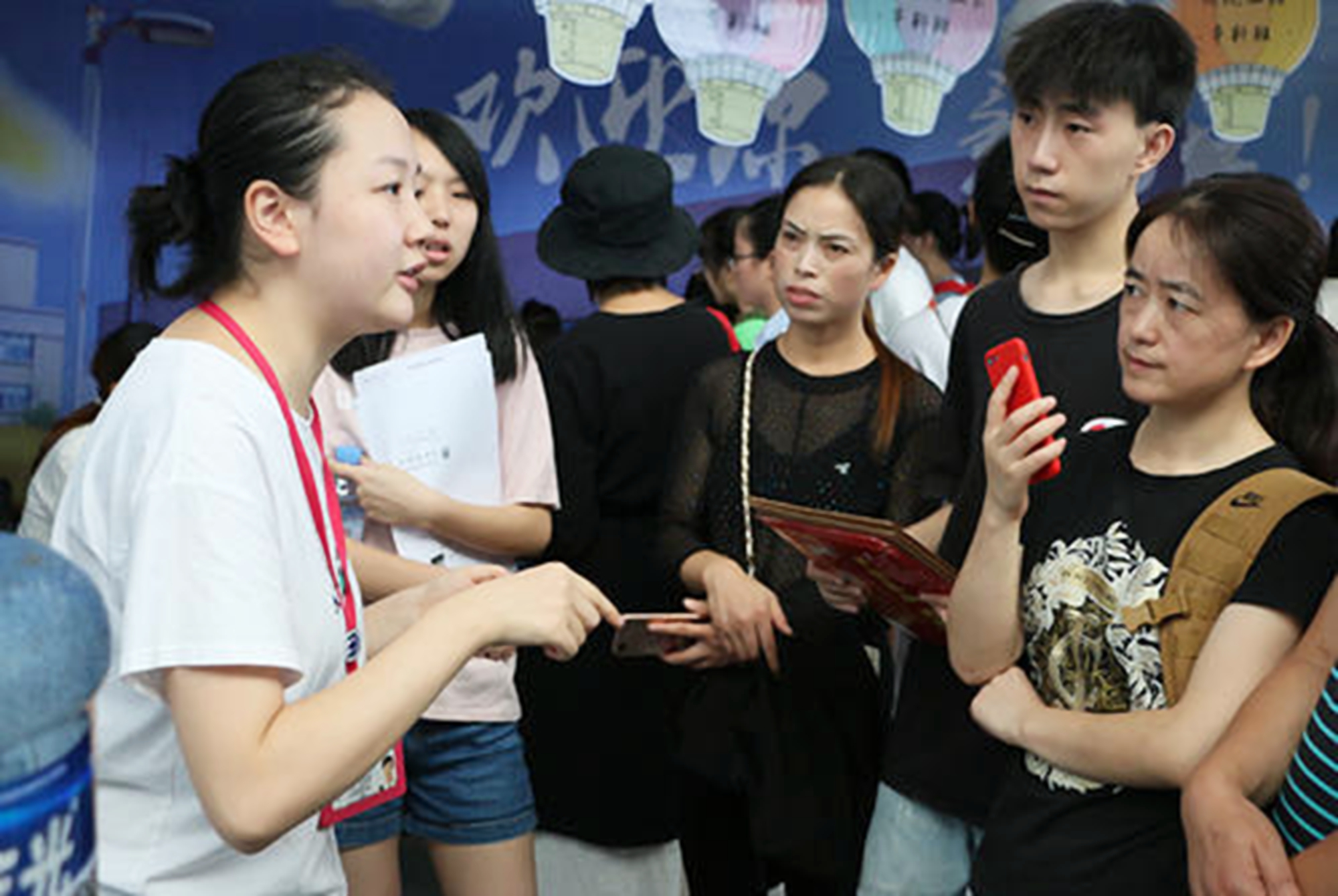 高校|大学辅导员年薪曝光，网友酸了：难怪名校毕业的博士都去当老师了