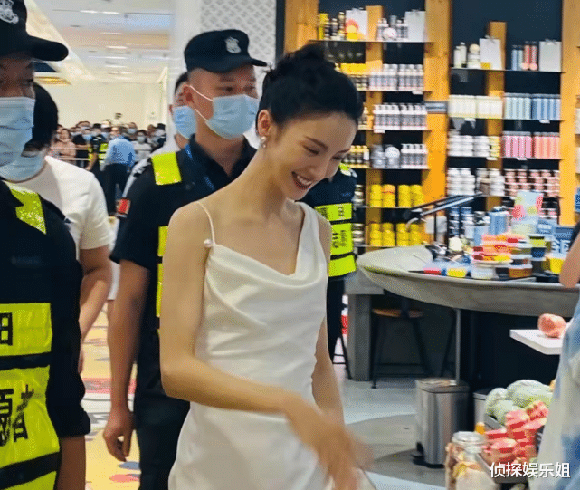 金晨|金晨活动生图曝光，穿吊带白裙又高又瘦，腕线过裆身材比例完美