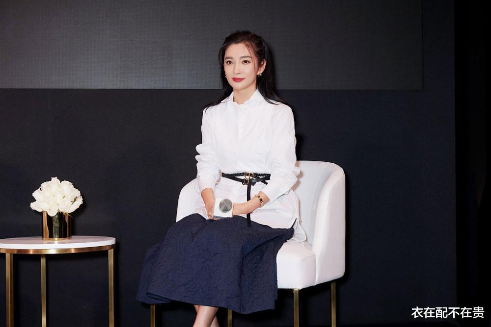 衣在配不在贵 李冰冰把衬衫穿出“法式感”，中间勒一条黑腰带，配半身裙挺优雅