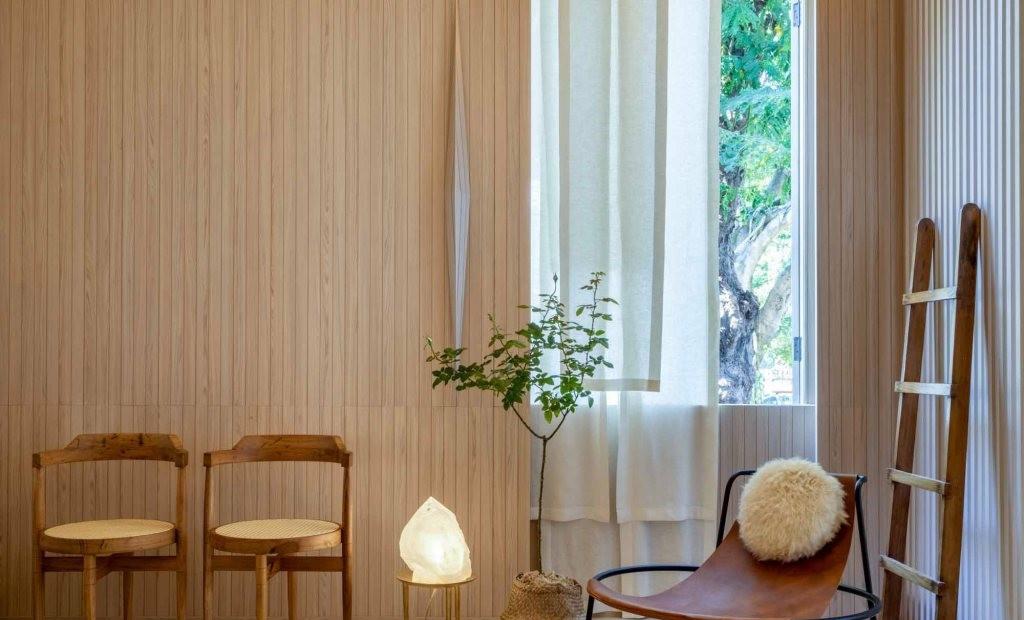 |换成是我，开发商装的阳台门必须拆！换成木格栅，空间显大不小气