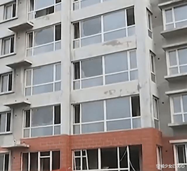 烂尾楼|开发商延期9年不交房，业主无奈住进“烂尾楼”，没门没窗没水电