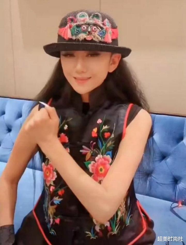 超美时尚社 杨丽萍晒聚会动态引关注，看不出她已经62岁！三姐妹容貌太相像