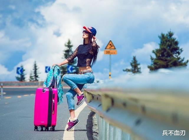 穷游 川藏线上的穷游女，手上举着“求RB”牌子，到底暗示着什么？