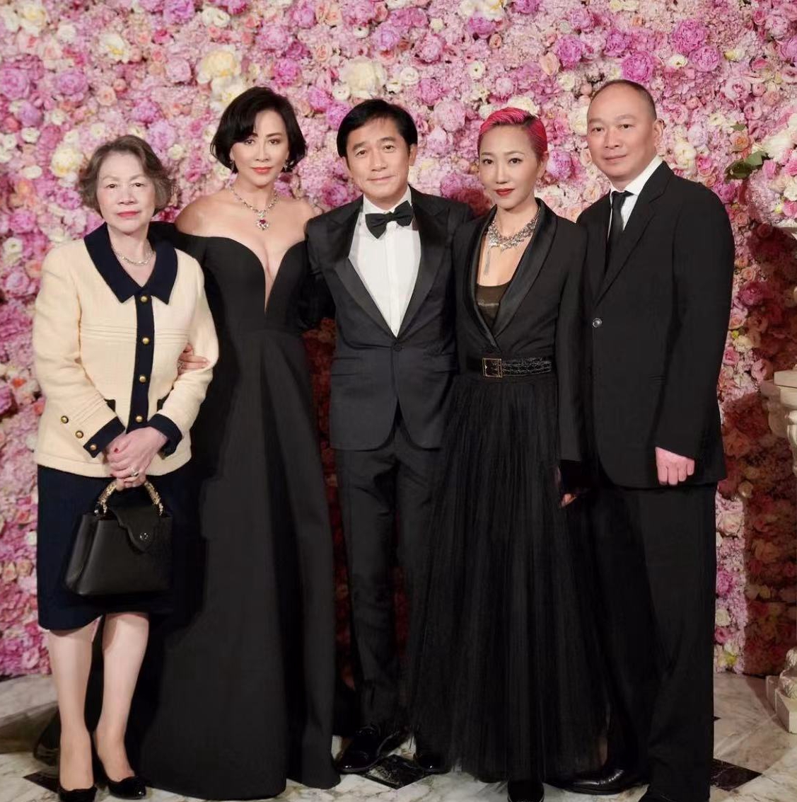 梁朝伟|梁朝伟现身刘嘉玲生日宴，被美女搂着贴脸合影，表情既痛苦又尴尬