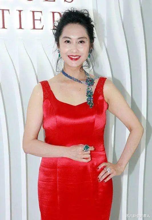 朱茵|五官有致命硬伤，却是公认的女神，娱乐圈氛围感美人的神奇魔力！