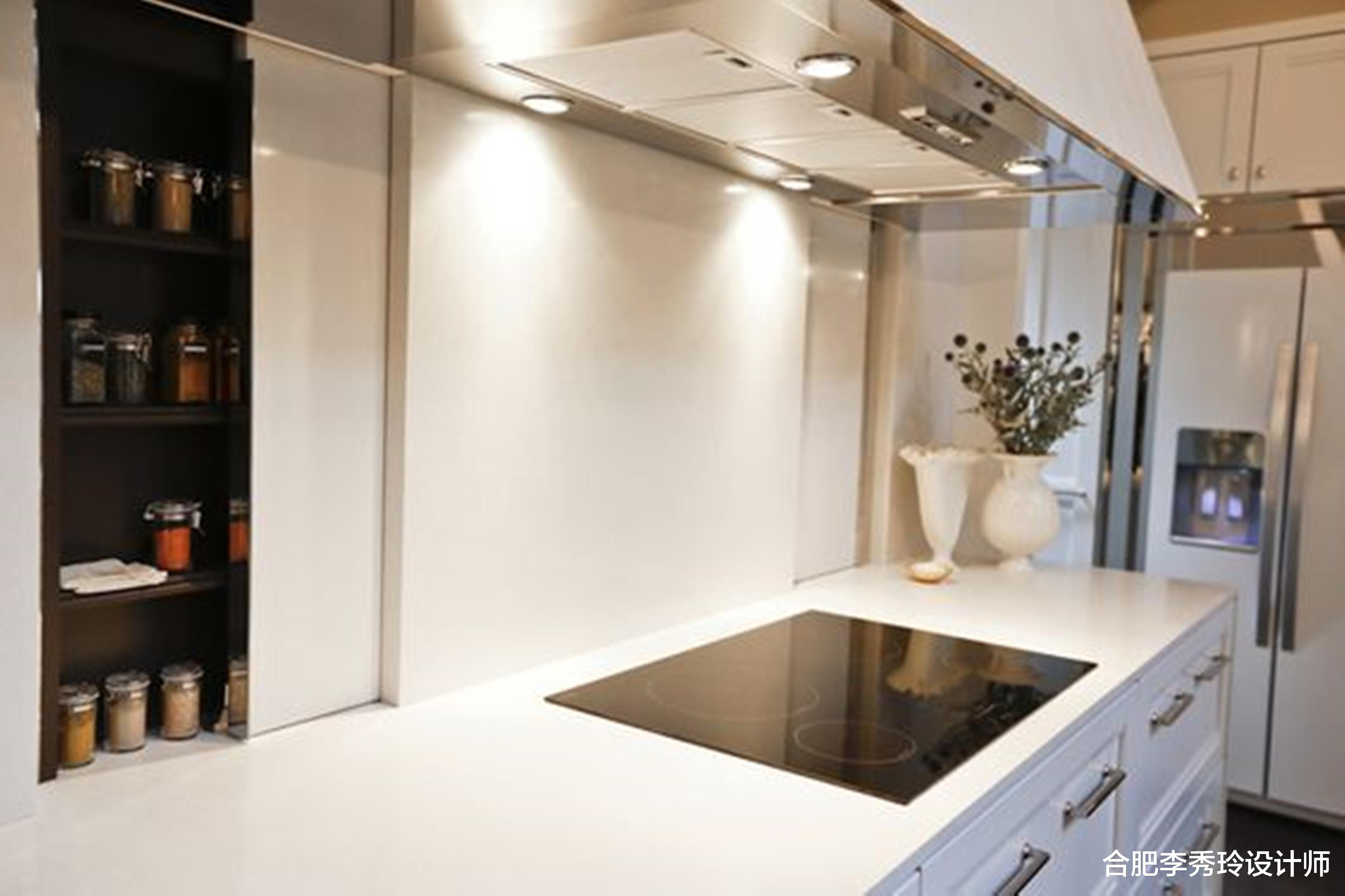 厨房有一块地方总是被忽略，留15公分装推拉门，收纳瓶瓶罐罐正好