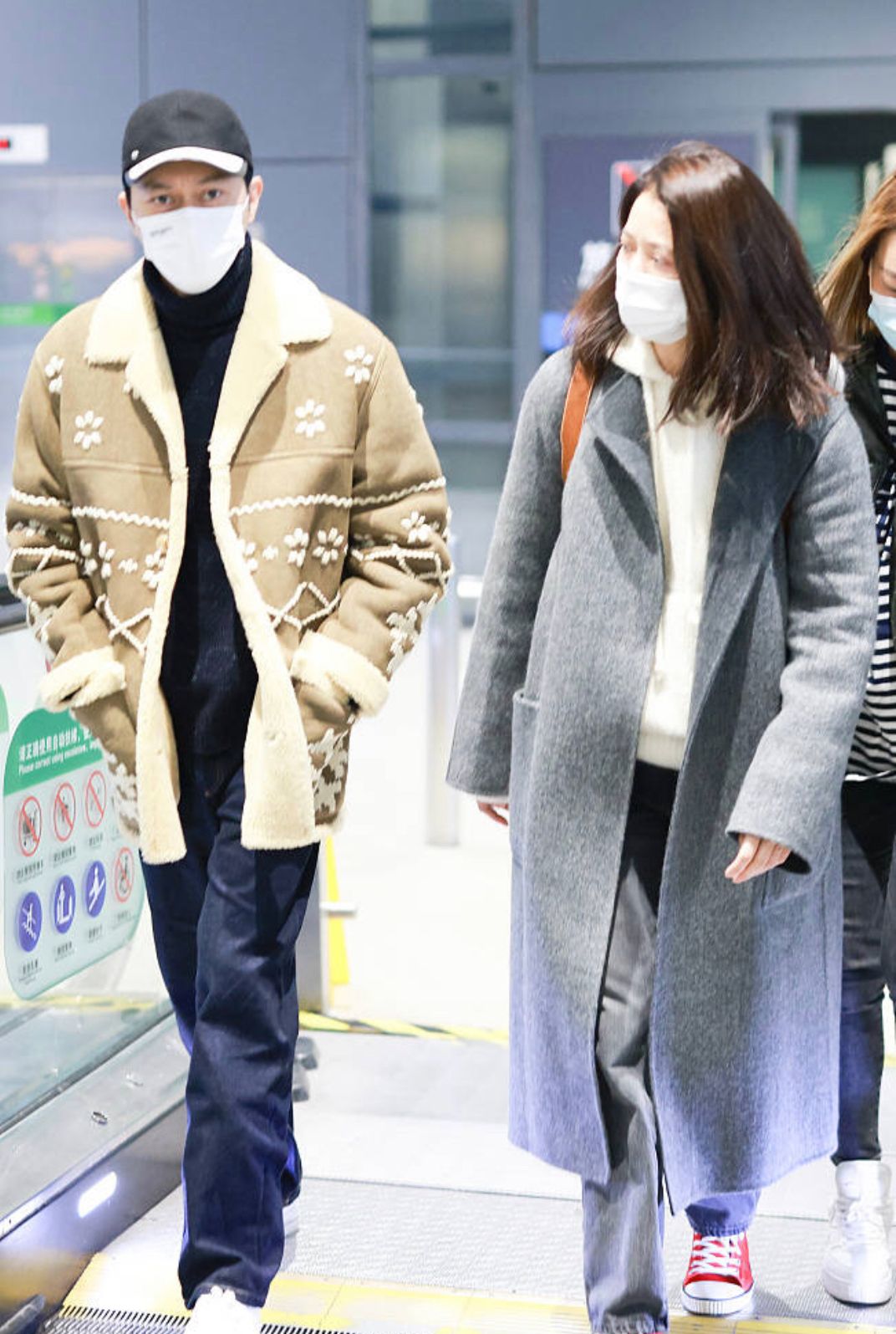 毛林林|袁咏仪随性惯了，素颜走机场也不在乎，张智霖穿6万大衣倒挺时髦