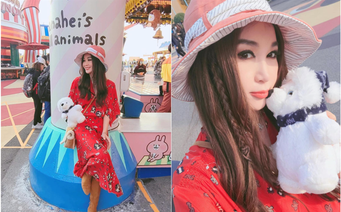 李湘|55岁温碧霞晒美照，化浓妆穿红裙逛游乐园，抱玩偶卖萌少女心十足