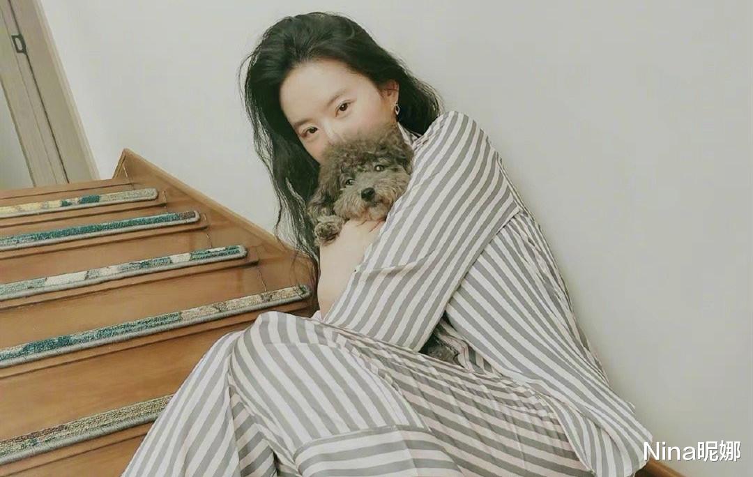 刘亦菲|刘亦菲闺房怼脸自拍，穿黑白圆点睡衣配黑长直，素颜大肉鼻更增特色