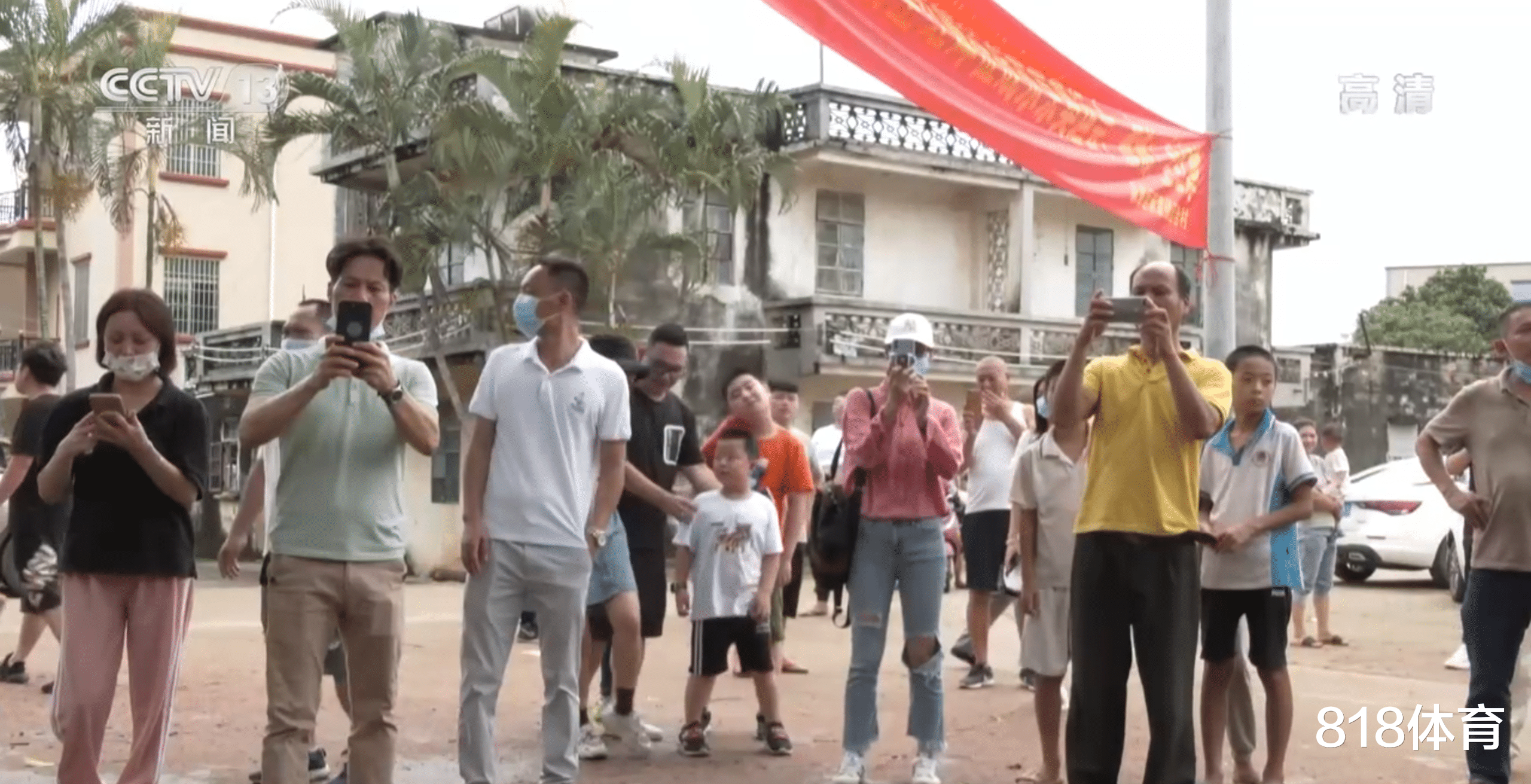 全红婵 优秀! 全红婵父亲谈每天2000人打卡: 我心态没变化 还是正常干农活