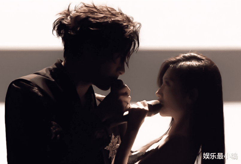 张彬彬|张彬彬“站起来”了,和景甜合唱外加壁咚,意外炸出蔡徐坤新歌